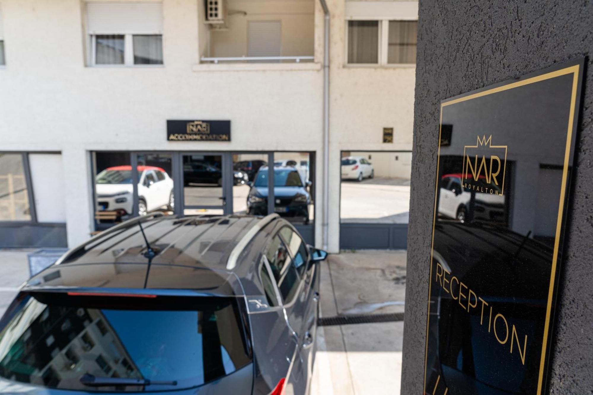 Nar Royalton Accommodation Ni Exteriör bild